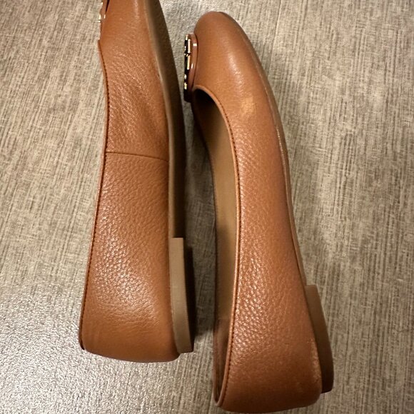 Tory Burch Logo Claire Ballet Flat Tumbled Leather - Picture 4 of 9